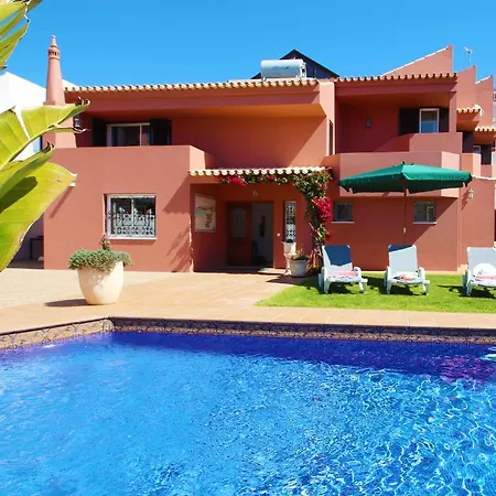 Villa Saint Martin - Refugio Familiar Com Piscina Aquecivel E Bbq Em Albufeira